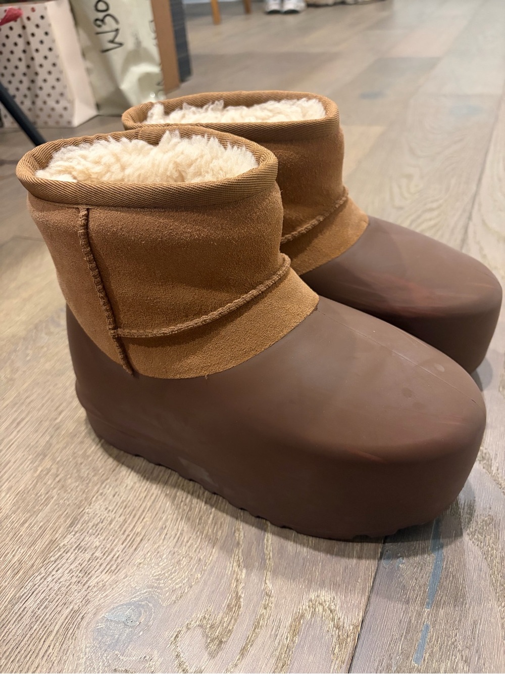 Uggs Classic Mini Pumped Molded Platform Boot - Picture 2 of 6